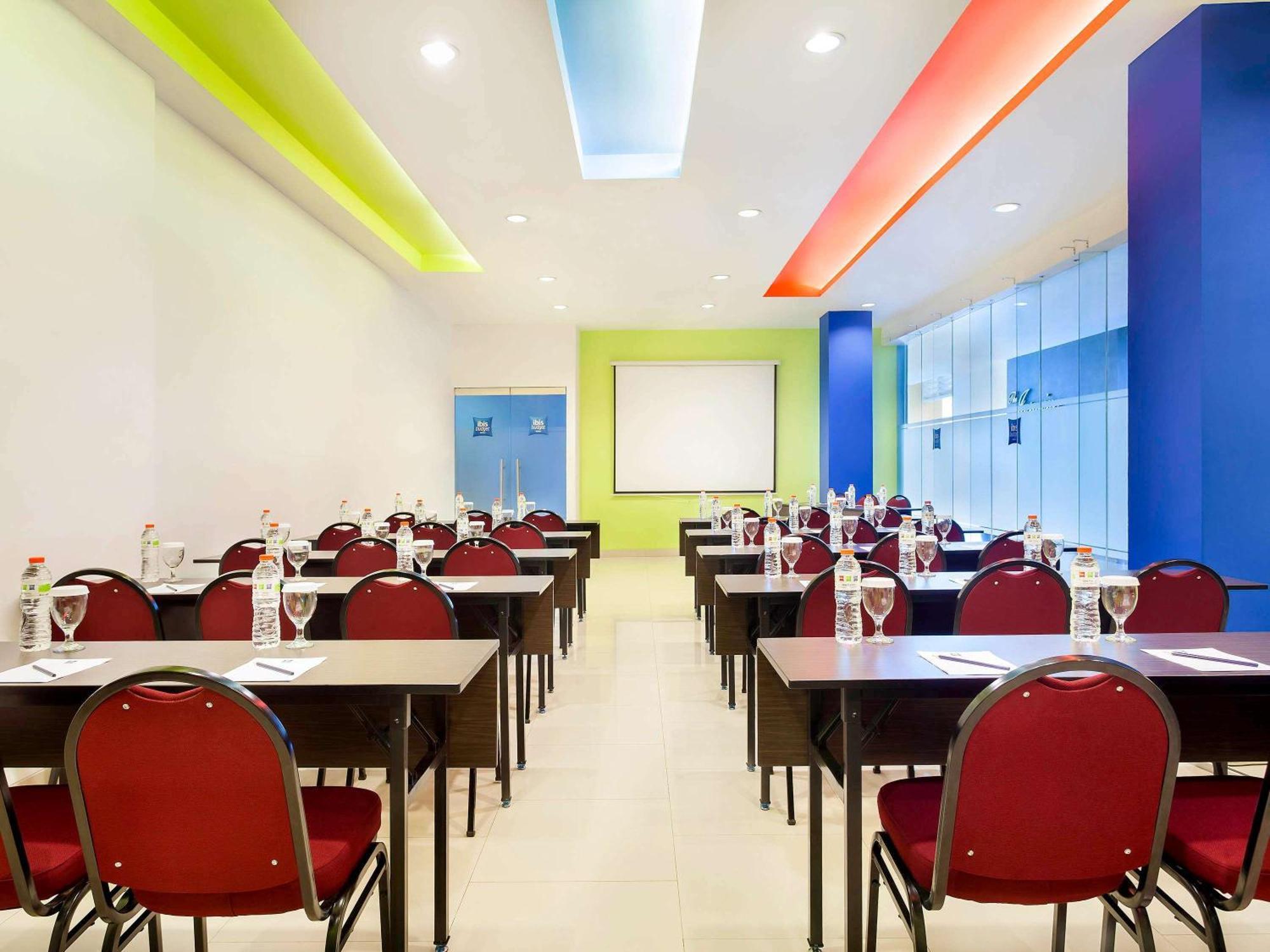 Ibis Budget Jakarta Cikini Buitenkant foto