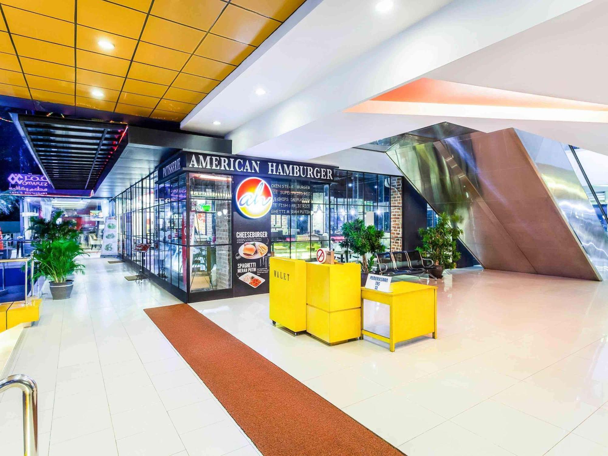 Ibis Budget Jakarta Cikini Buitenkant foto