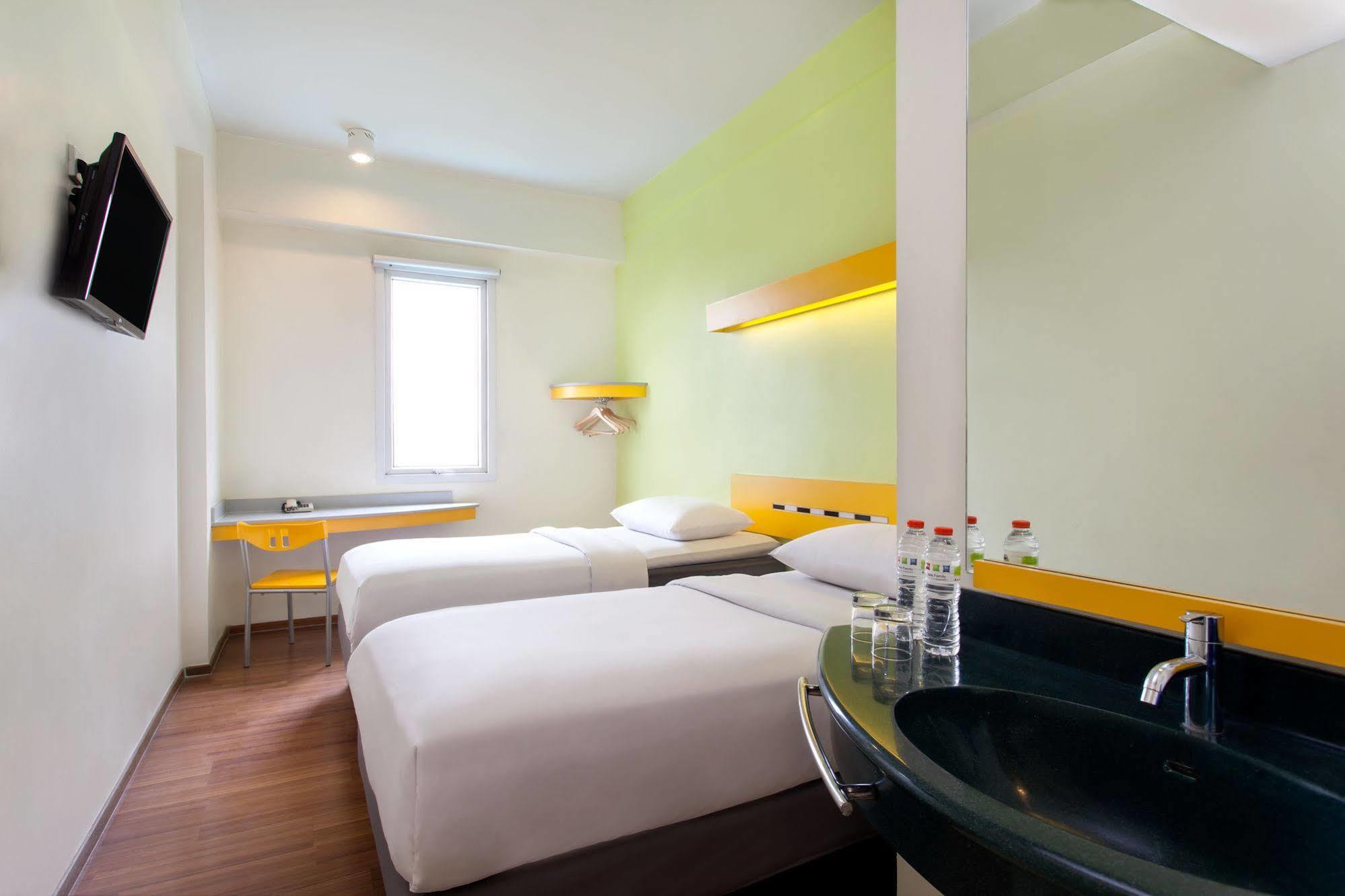 Ibis Budget Jakarta Cikini Buitenkant foto