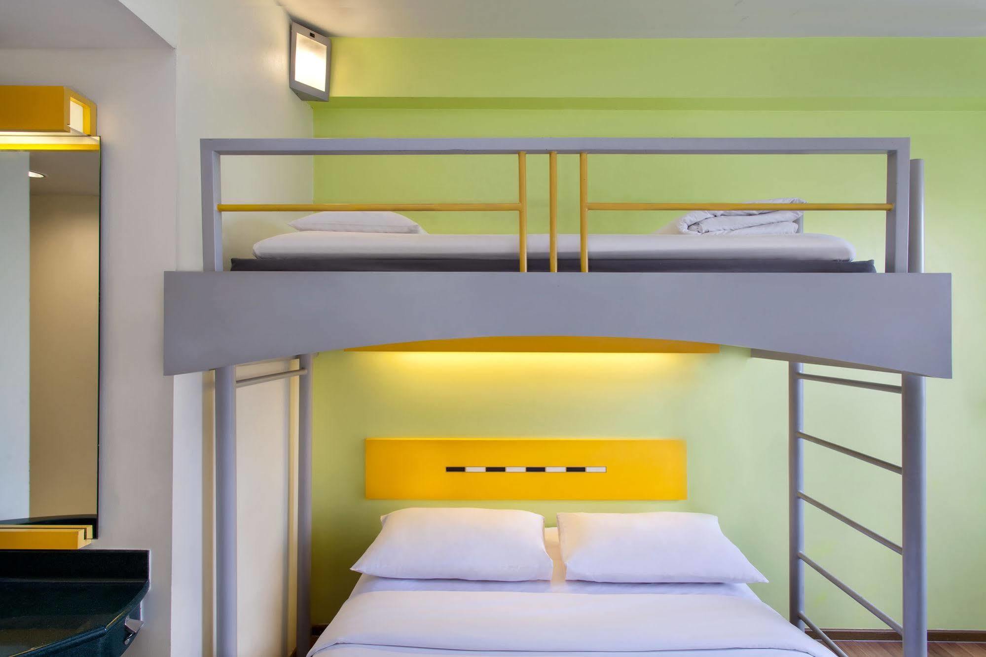 Ibis Budget Jakarta Cikini Buitenkant foto
