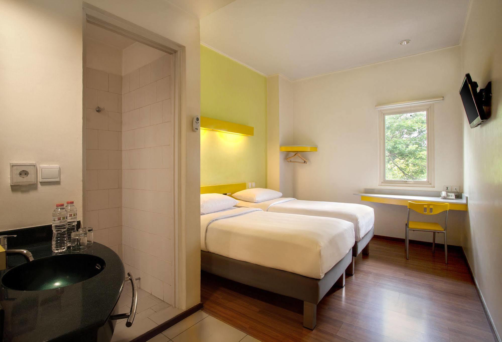 Ibis Budget Jakarta Cikini Buitenkant foto